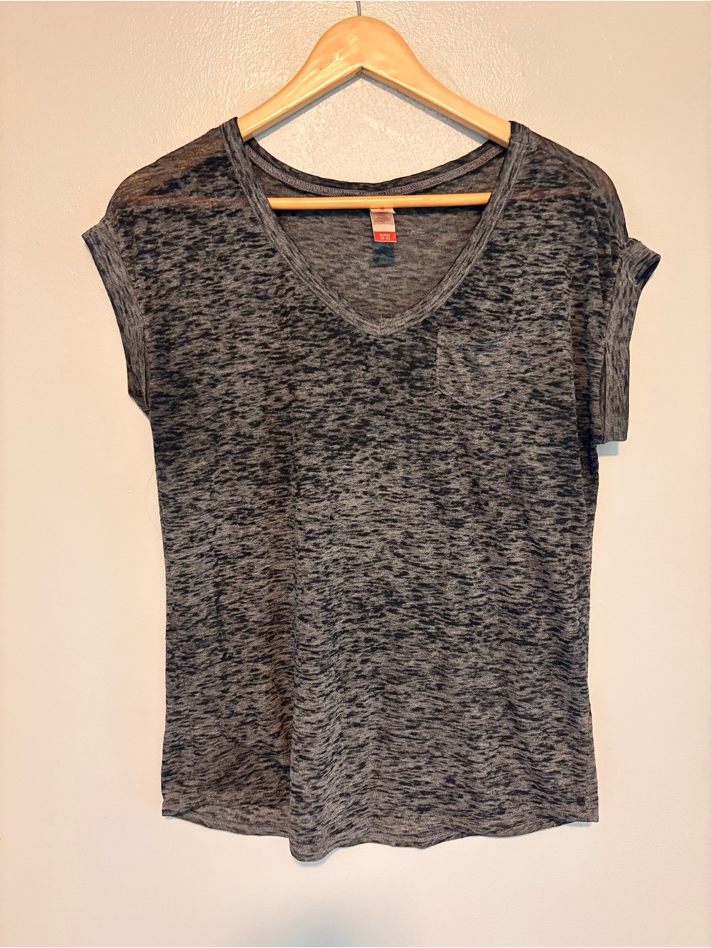 No Boundaries Heathered Dark Gray V-Neck Short Sleeve Tee